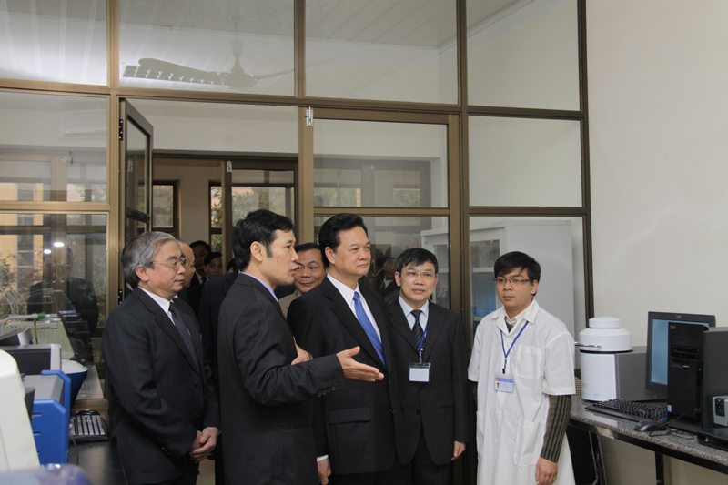 Viện trưởng giới thiệu với Thủ tướng về Phòng thí nghiệm trọng điểm quốc gia công nghệ gen