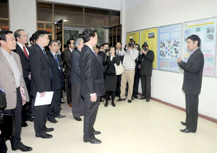 Thủ tướng đến thăm và nghe Viện trưởng Viện Công nghệ sinh học   báo cáo các thành tựu đã đạt được của Viện 